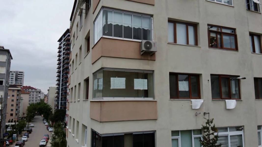 Balkondaki esrarengiz yazıların sırrı ortaya çıktı! Ev sahibi ile kiracı arasındaki anlaşmazlık bunu yaptırdı 5